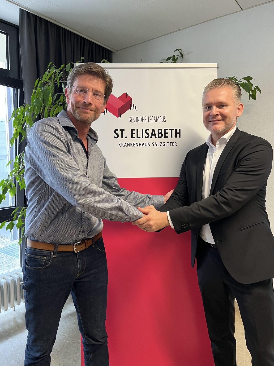 Generationswechsel im St. Elisabeth-Krankenhaus Salzgitter: Sebastian Margaschewski folgt als Geschäftsführer auf Lutz Blume