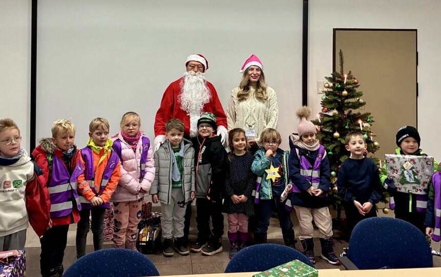 Wunschbaumaktion im St. Elisabeth-Krankenhaus bringt Kinderaugen zum Leuchten