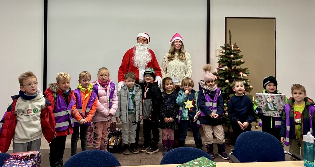 Image (39) Wunschbaumaktion im St. Elisabeth-Krankenhaus bringt Kinderaugen zum Leuchten